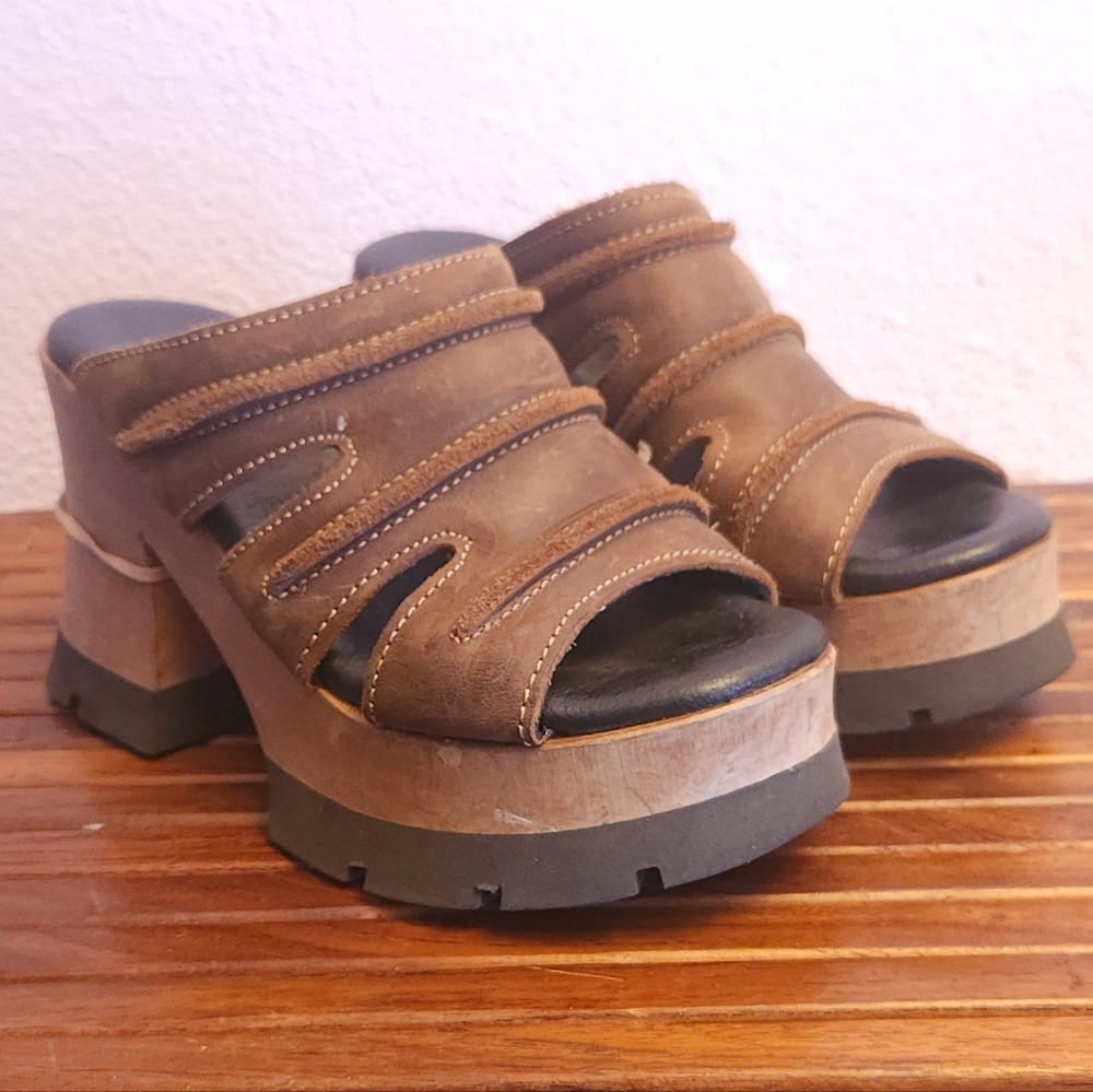 LONDON UNDERGROUND Brown Platform Shoes